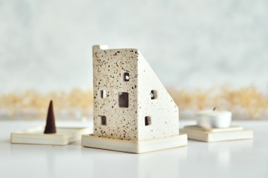 Domek ceramiczny Z KRAWĘDZIĄ KOSZOWĄ